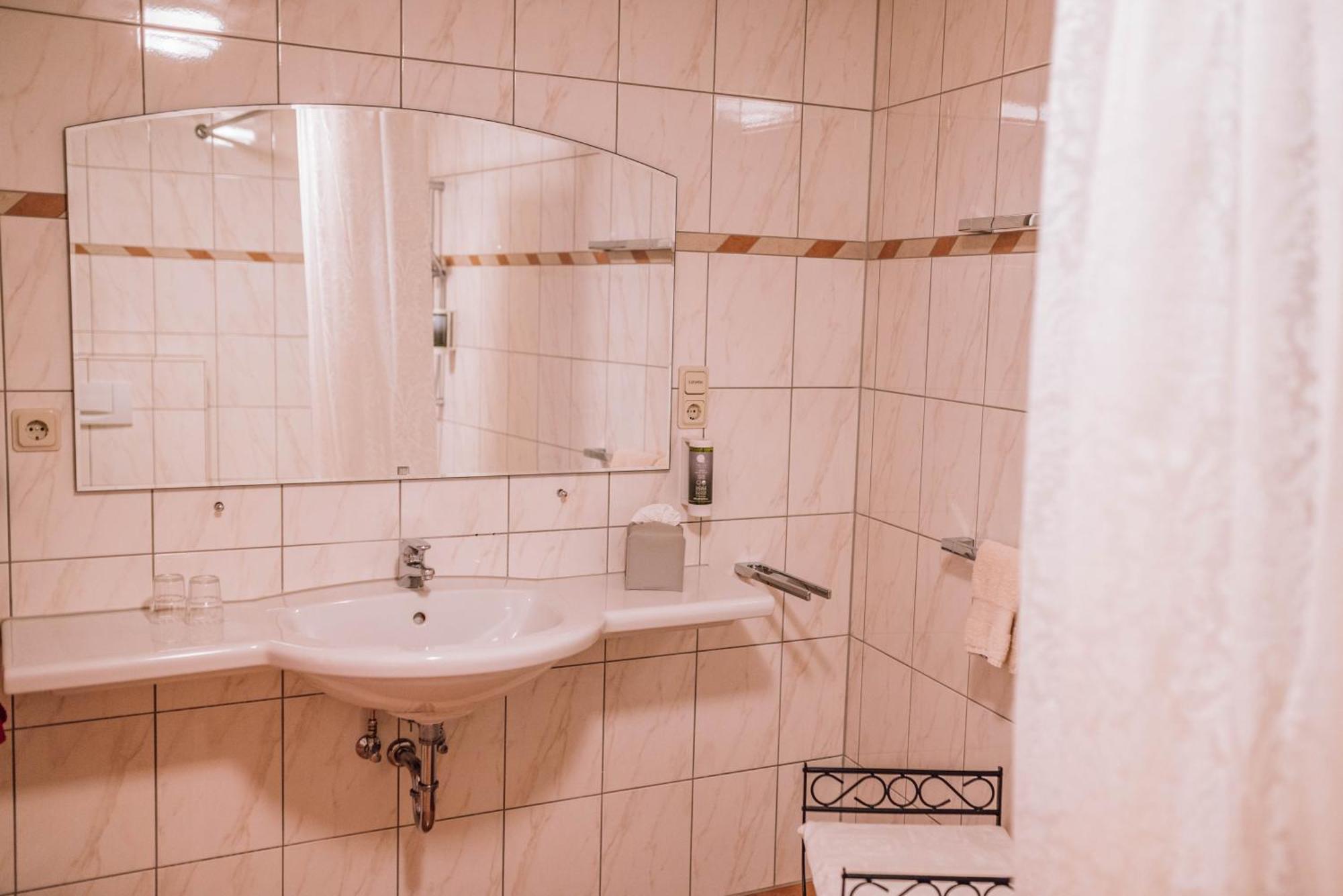 Schmidtburger Hof Hotel Weiler bei Monzingen Room photo